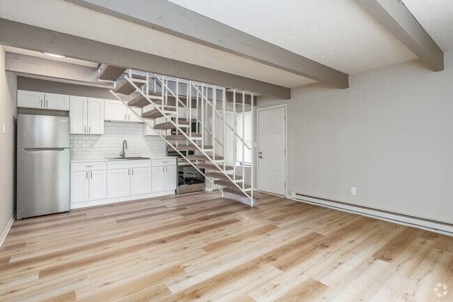 1BR, 1BA - 600SF - Living Room - Creekbend & Chase Townhomes