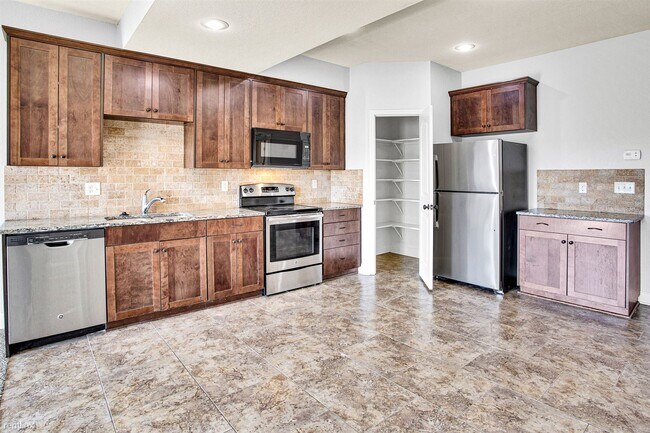 Foto del edificio - 3 br, 2.5 bath 4plex - 9415-9421 North Len...