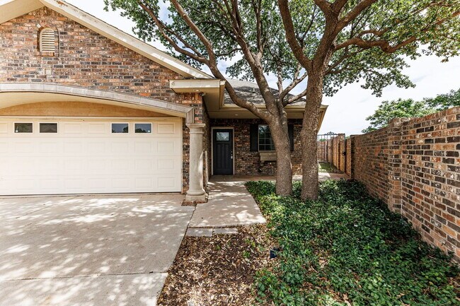 Foto del edificio - Spacious 3-Bedroom in Gated Community
