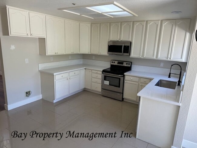 Building Photo - Nicely Updated 3 bedroom, 2 bath Home in t...