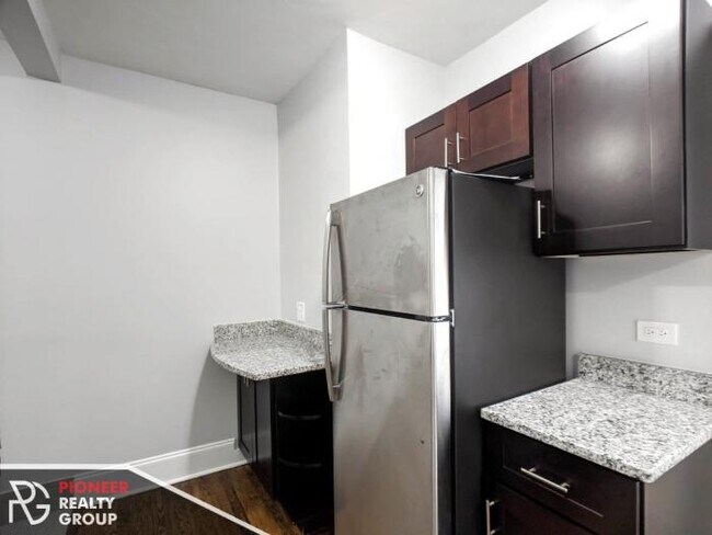 Foto del edificio - 2 bedroom in CHICAGO IL 60626