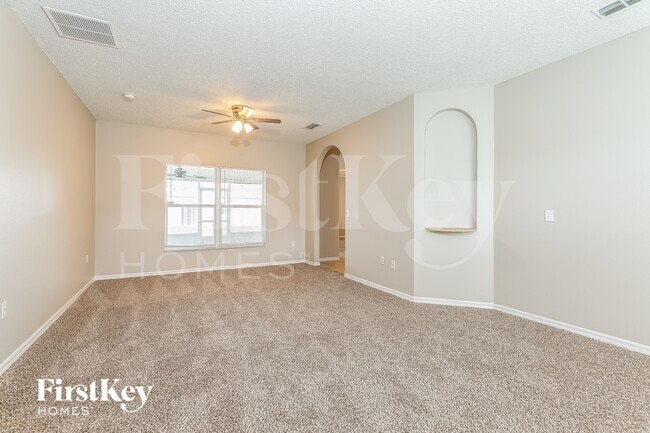 Building Photo - 927 Cannes Dr