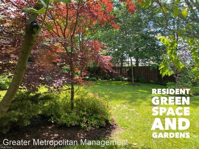 Building Photo - 3 br, 2 bath House - 16300 Van Aken #306