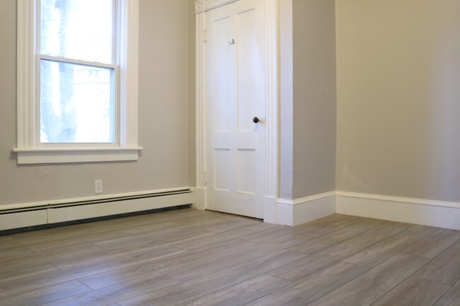 Building Photo - 239 Roxbury St