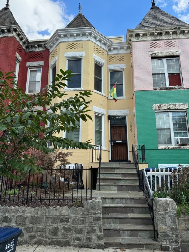 Foto principal - Columbia Heights Four Story Row home for R...