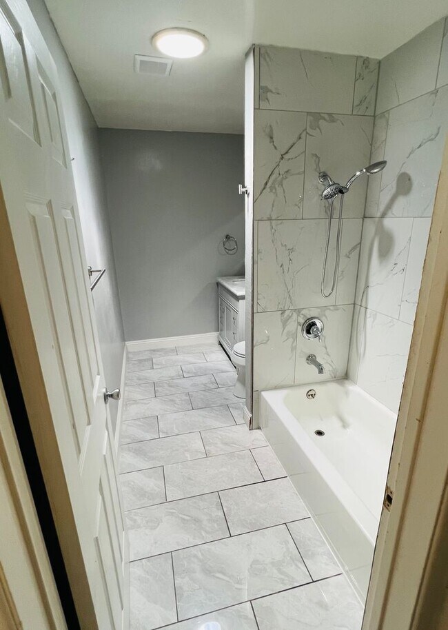 Foto del edificio - 5 bed 3 bath w/ large rooms and backyard