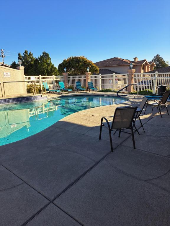 Foto del edificio - 985 E Mingus Ave