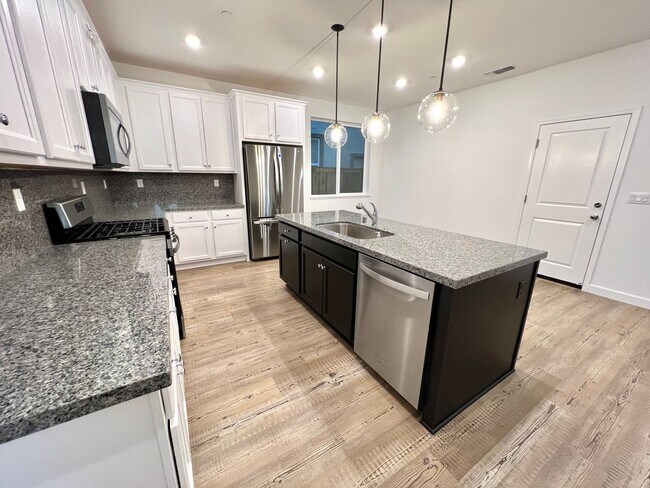 Foto del edificio - GORGEOUS 4 BED/3BATH IN BRENTWOOD SAVE $10...