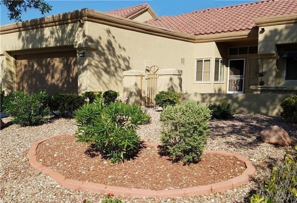 Primary Photo - Fully Furnished single story 2 bed 2 bath ...