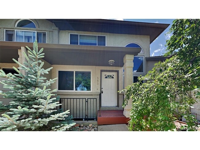 Building Photo - Refined Louisville Townhome — Garage, Gas ...
