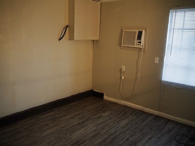 Building Photo - 2 br, 1 bath House - 1233 N Goff Ave.