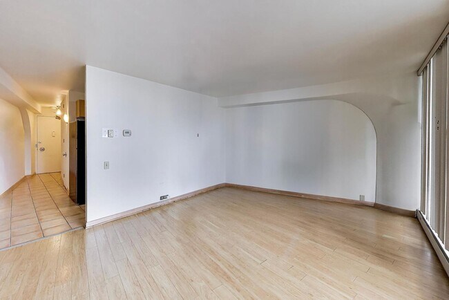 Foto del edificio - 300 N State St