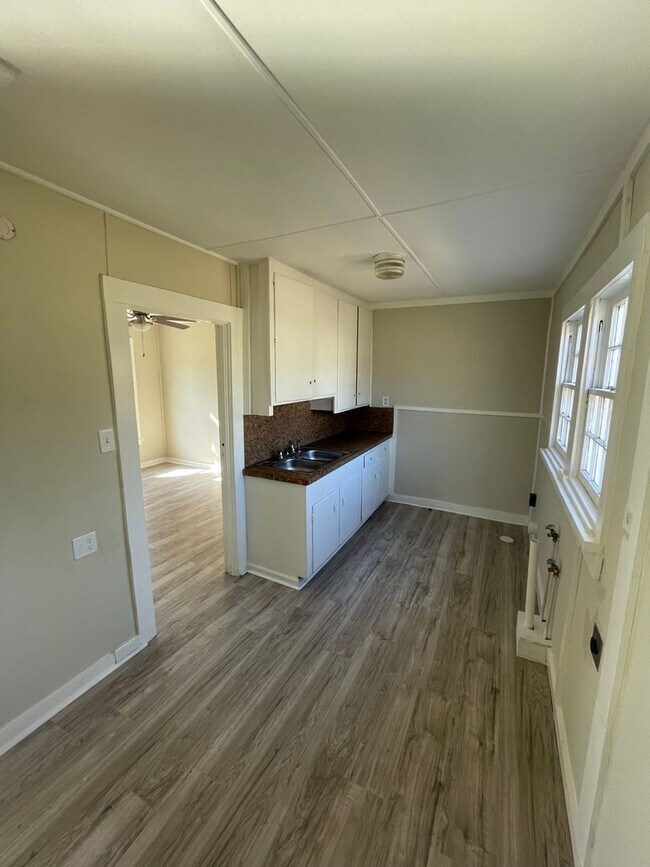 Building Photo - Remodeled Back House