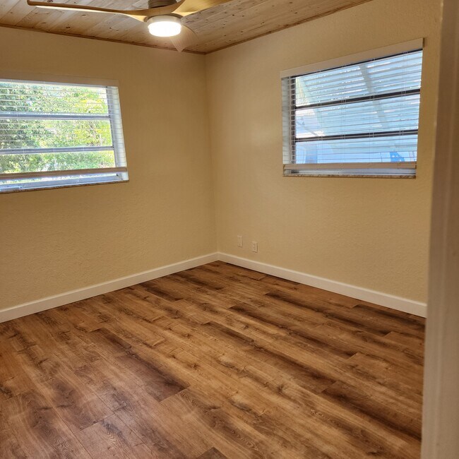 Foto del edificio - 220 Lucerne Ave