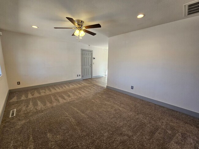 Building Photo - Comfortable 4 bed, 2 bath home in 80906!