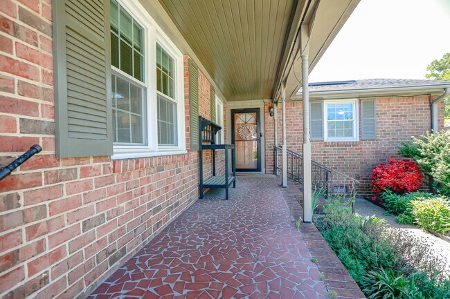 Foto del edificio - Charming 2BR in Historic Home – Bright, Sp...