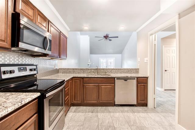 Building Photo - 9616 Highland View Dr