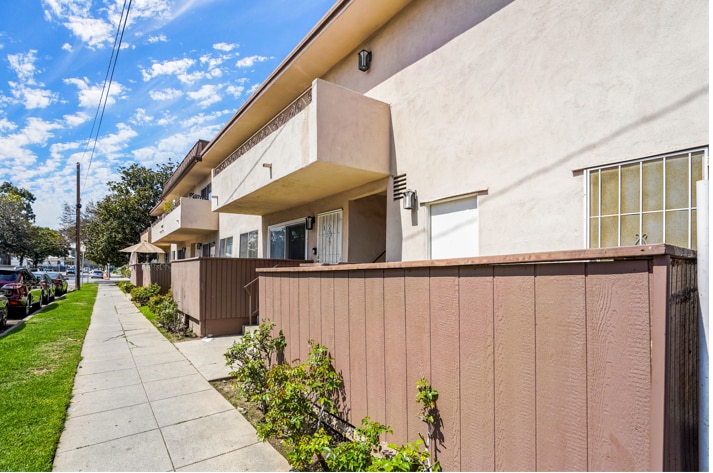 Foto principal - 10225 Regent St