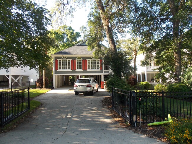 Building Photo - 568 Hammock Ave