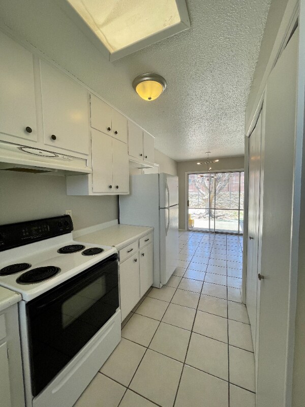Foto del edificio - 8631 Mettler Dr