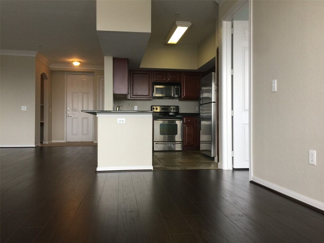 Building Photo - 7575 Kirby Dr