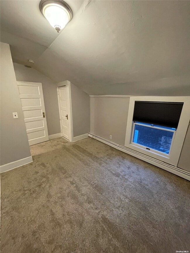 46 Meadow Ln, Amityville, NY 11701 Room for Rent in Amityville, NY