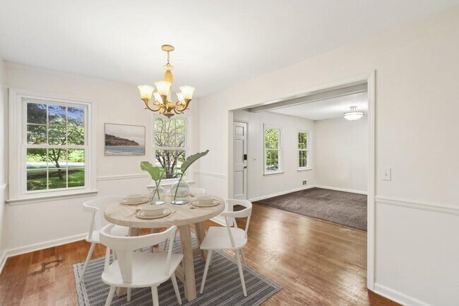Foto del edificio - 5659 Whispering Pines Rd