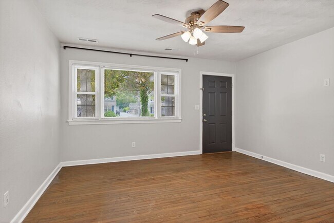 Foto del edificio - 404 Roselynn Ln