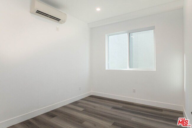 Building Photo - 525 S Normandie Ave
