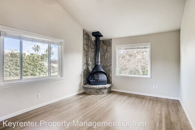 Building Photo - 3 br, 1 bath House - 364 S Oak St