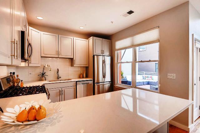 Building Photo - High End Pearl Street Condo