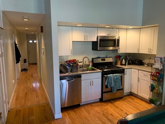 Building Photo - Huge, unique loft style 3 bed!!