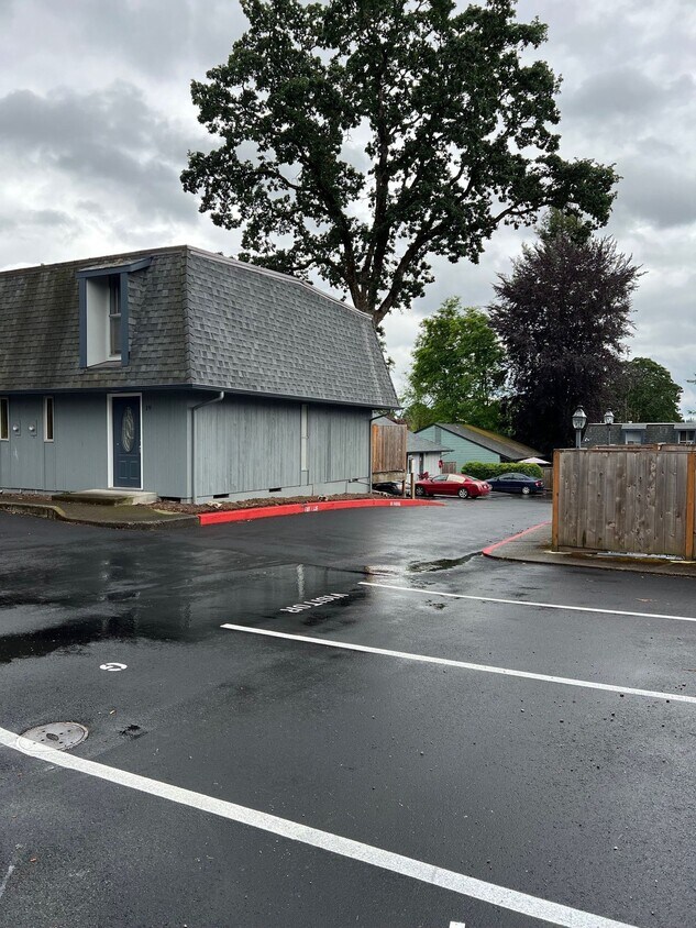 Foto principal - Townhome 2x1.5. Private back patio. Rent i...