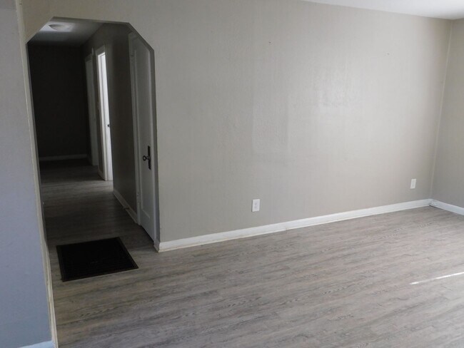 Building Photo - 2-bedroom, 1-bathroom duplex located in Wi...