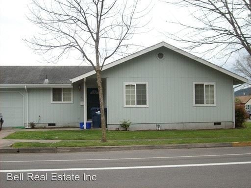 Primary Photo - 940-940 E 24th Ave