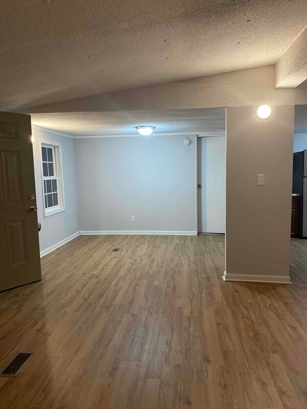 Building Photo - 640 Omarest Dr
