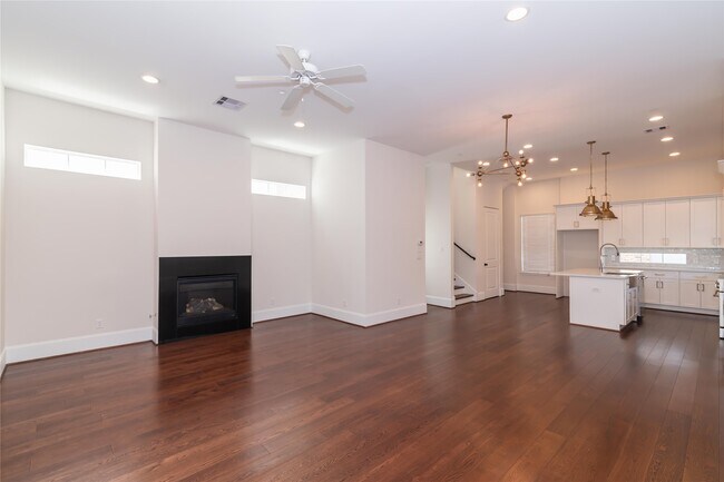 Building Photo - 3821 N Braeswood Blvd