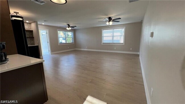 Foto del edificio - 787 104th Ave N