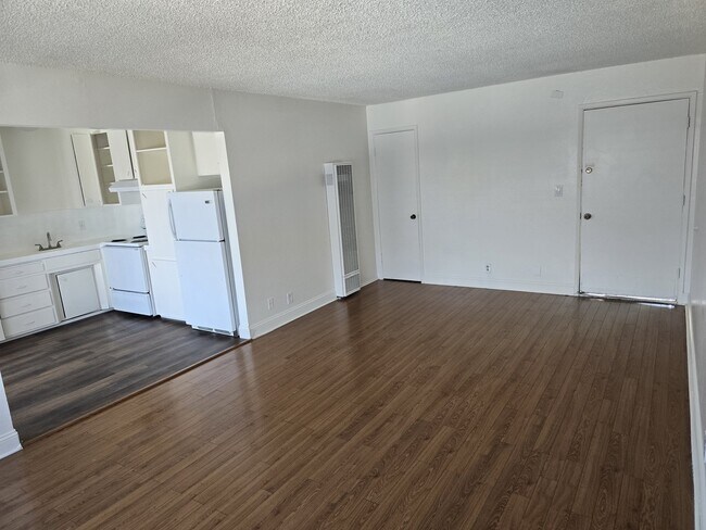 Foto del edificio - 947 Tamarack Ln