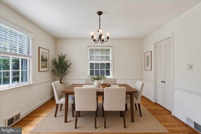 Foto del edificio - 9422 Locust Hill Rd