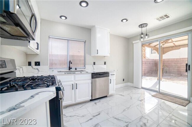 Building Photo - Stylish 3-Bed Home in Gated Summerlin Comm...