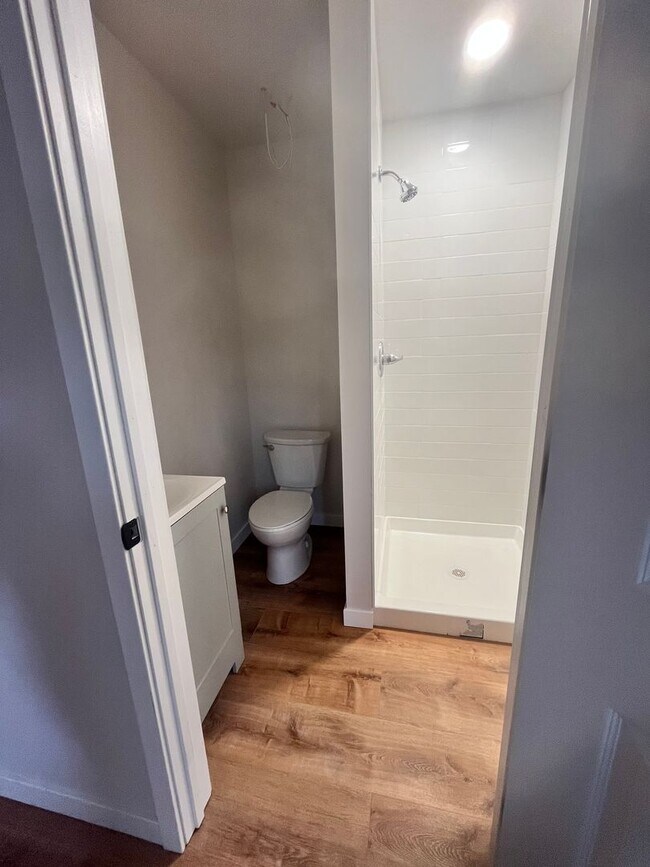 Foto del edificio - Fresh, Contemporary Remodel with Solar, Walk-In Closets & Great Outdoor Space