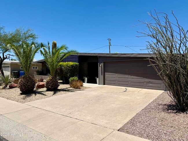 Building Photo - 3702 E Paradise Dr