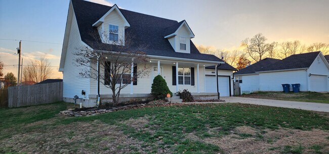 Building Photo - Beautiful 4 Bed 2.5 Bath Home in Quiet Nei...
