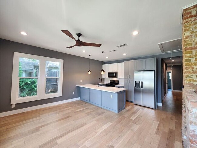 Building Photo - 2BR/1BA Remodeled Duplex w/ In-Unit W/D in Oak Cliff