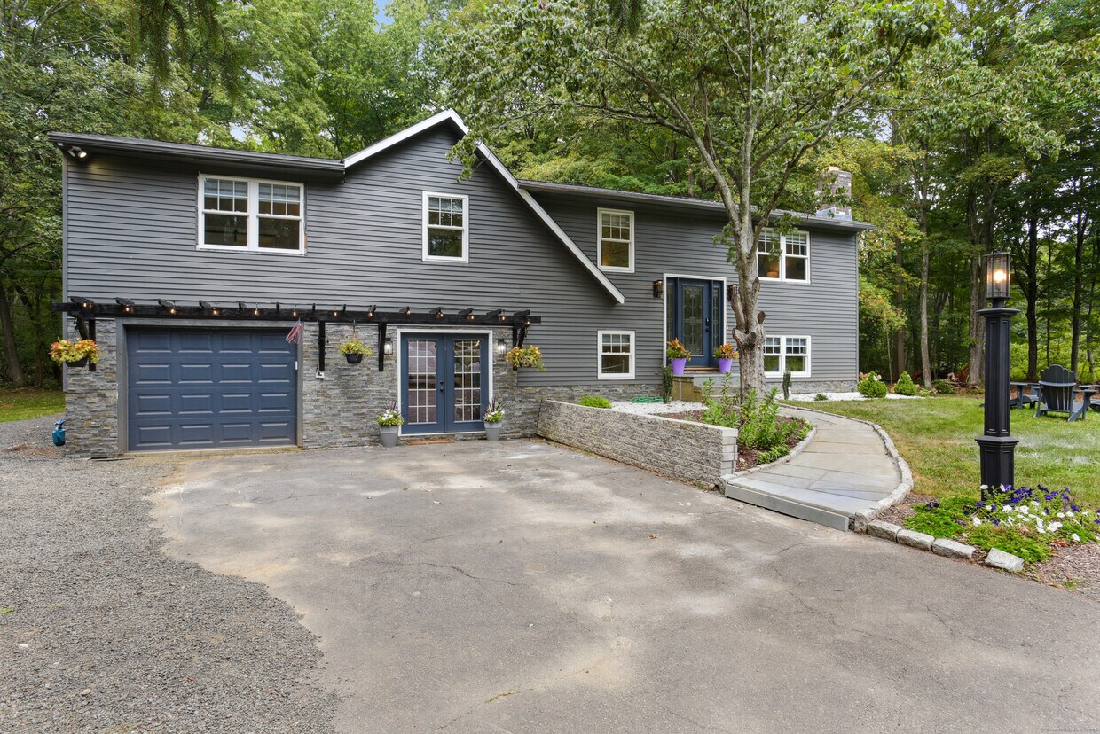 Primary Photo - 85 Michael Dr