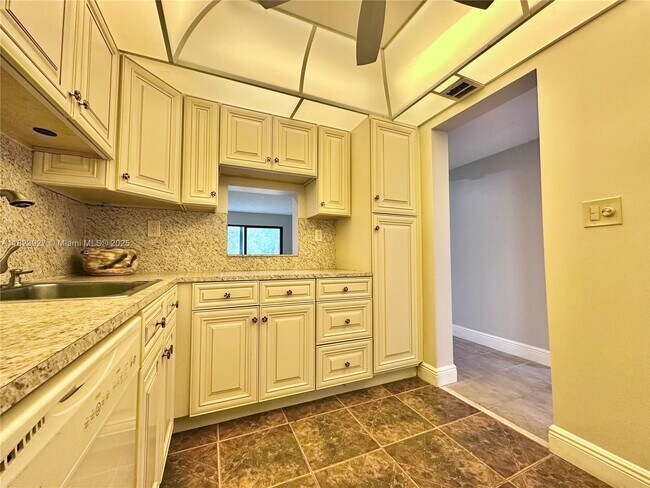 Foto del edificio - 8001 Fairview Dr