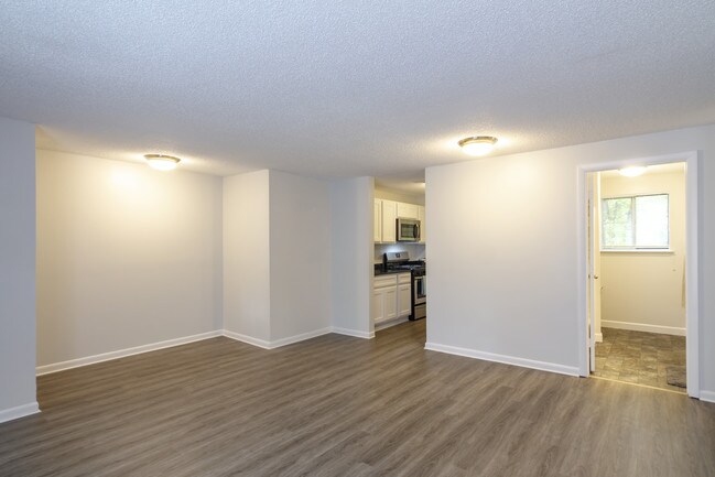 Sala de estar, pisos nuevos - Briar Knoll Apts