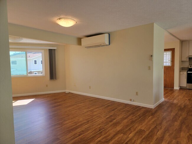 Foto del edificio - Large Upstairs Unit, Split AC, Renovated
