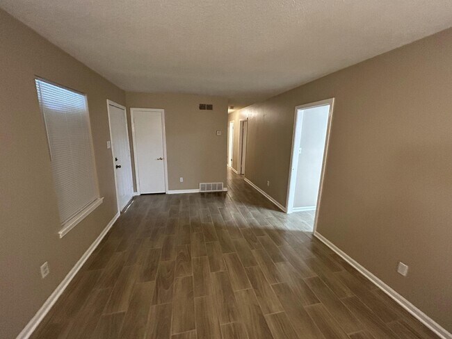 Building Photo - 4590 Valley Stream Dr